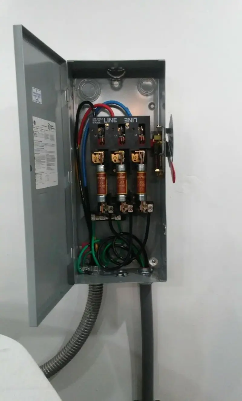 Three-phase disconnect switch installed for Smoke Detector Installation in Jena